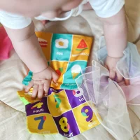 WOOPIE BABY Zabawka Edukacyjna Sensoryczna Pani Metka Pudełeczko Chusteczek - zdjęcie 3