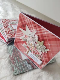 Karta świąteczna - stos prezentów - zdjęcie 2