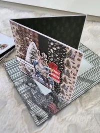 Kartka świąteczna renifer przy choince - zdjęcie 2